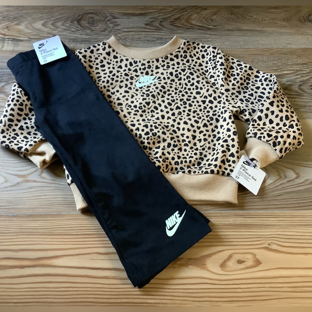 Nike girls sweatshirt & flare leggings set size 3T(NWT)~PRICE IS FIRM~